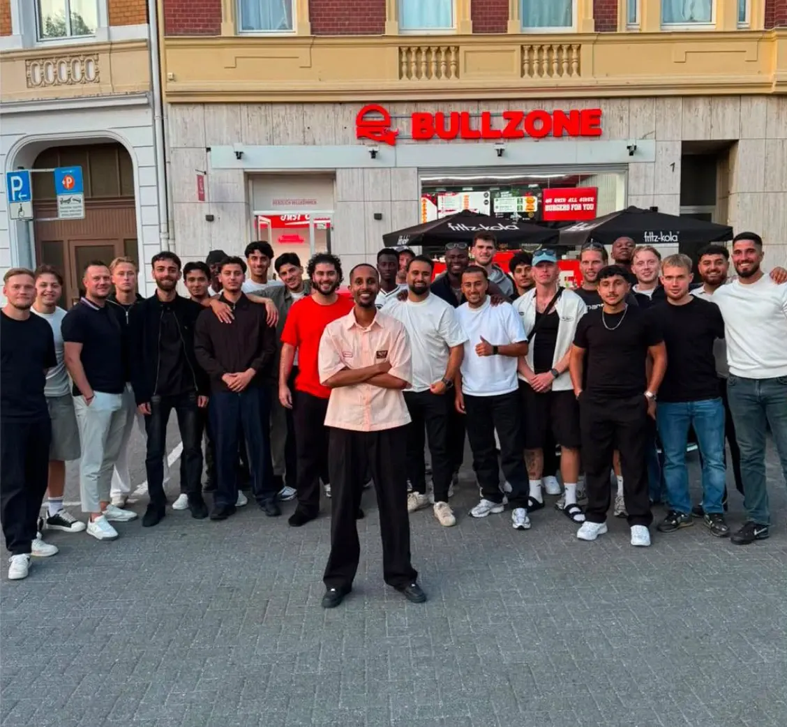 Gruppenfoto der Mannschaft des TuS Celle FC in der Innenstadt
