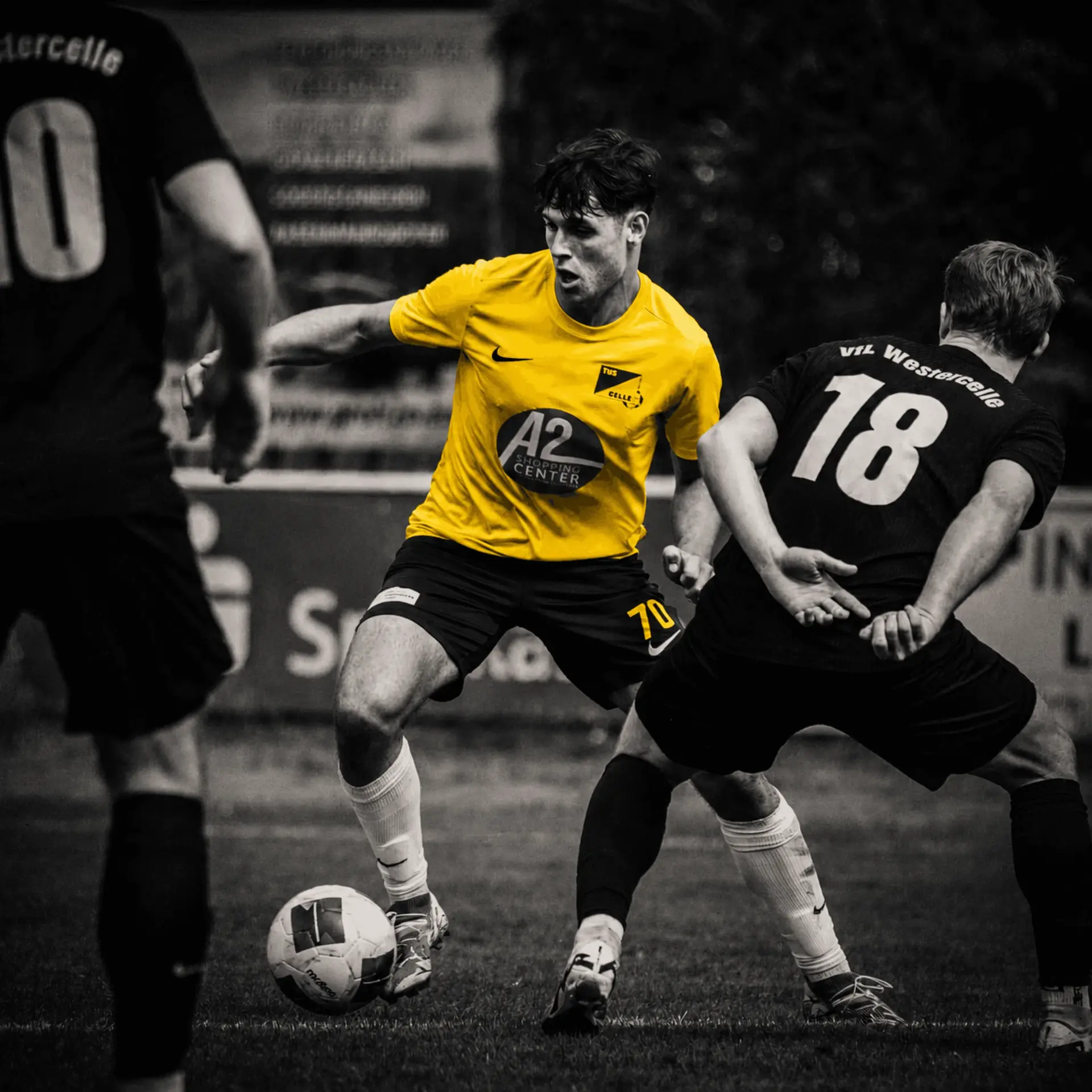 Spieler des TuS Celle im gelben Trikot am Ball
