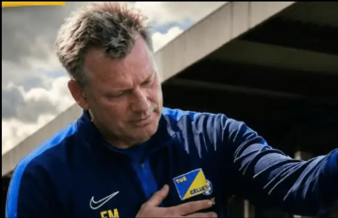 Trainer Eike Mach im Trainingsanzug des TuS Celle FC vor der Tribüne