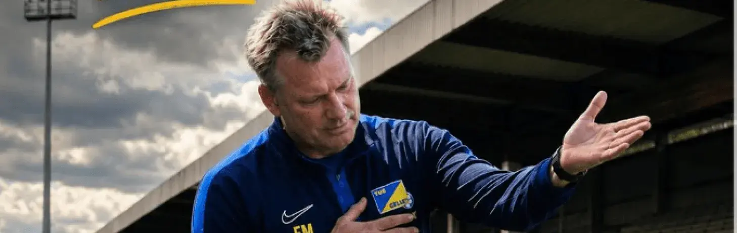 Trainer gibt Anweisungen am Spielfeldrand