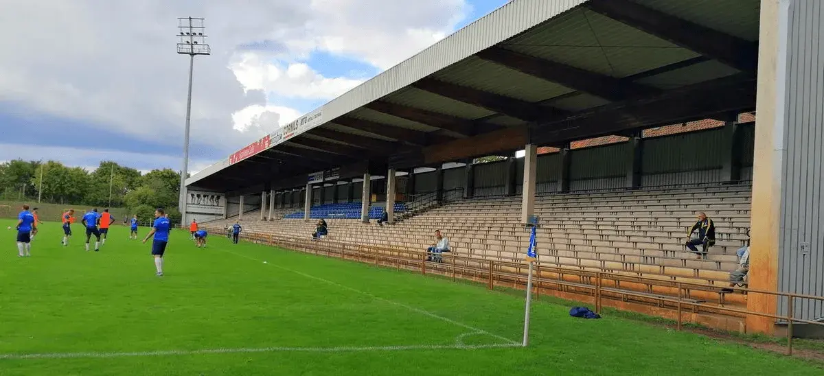 Tribüne des Günther-Volker-Stadions mit Spielfeld